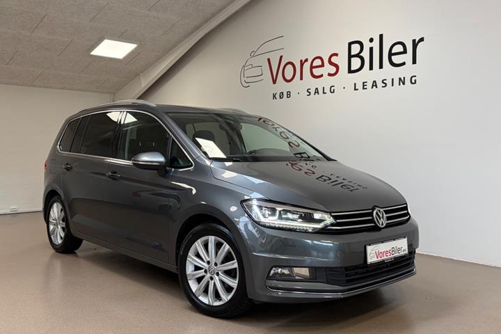 Grå VW Touran fra 2017