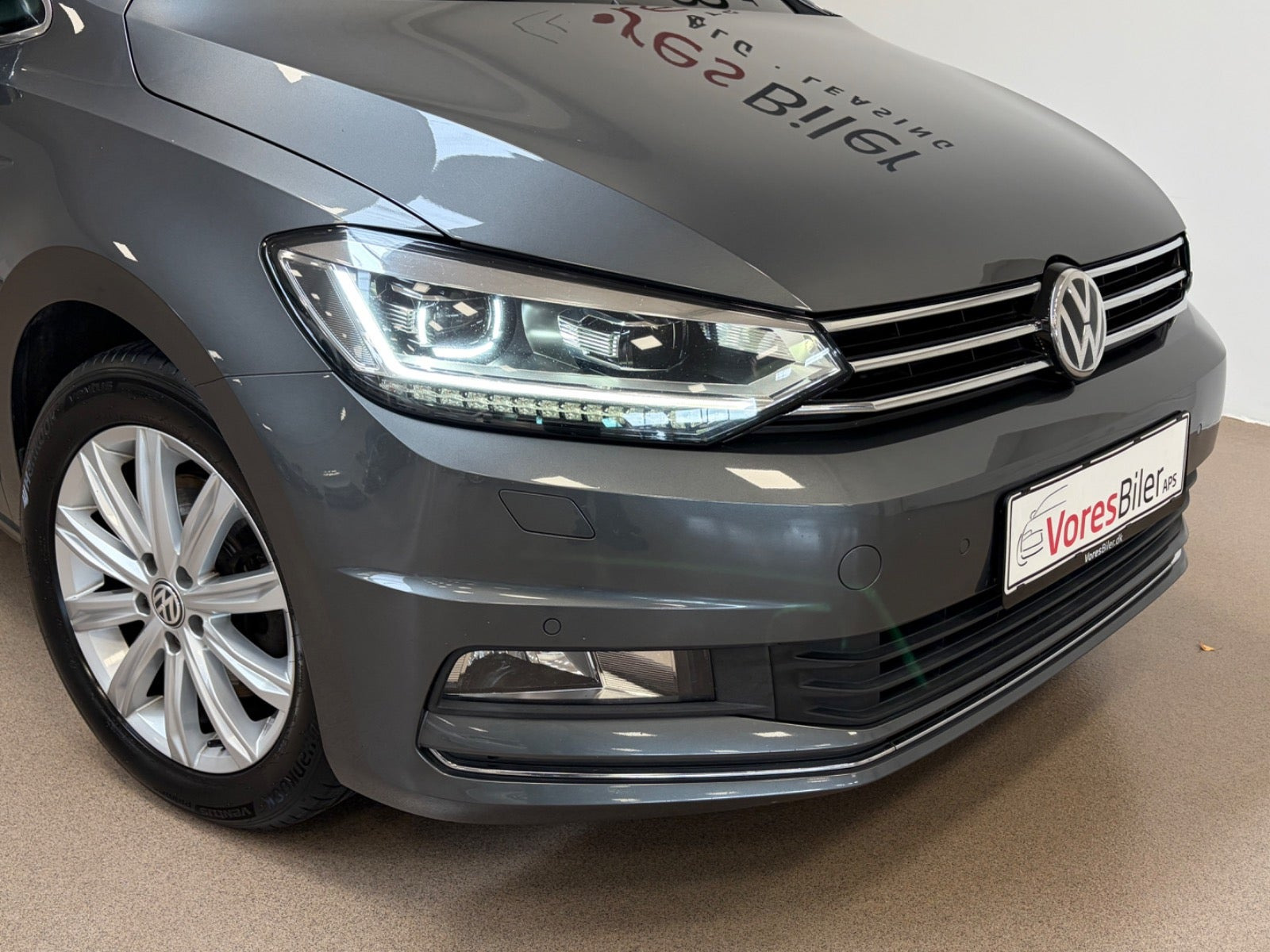 Grå VW Touran fra 2017