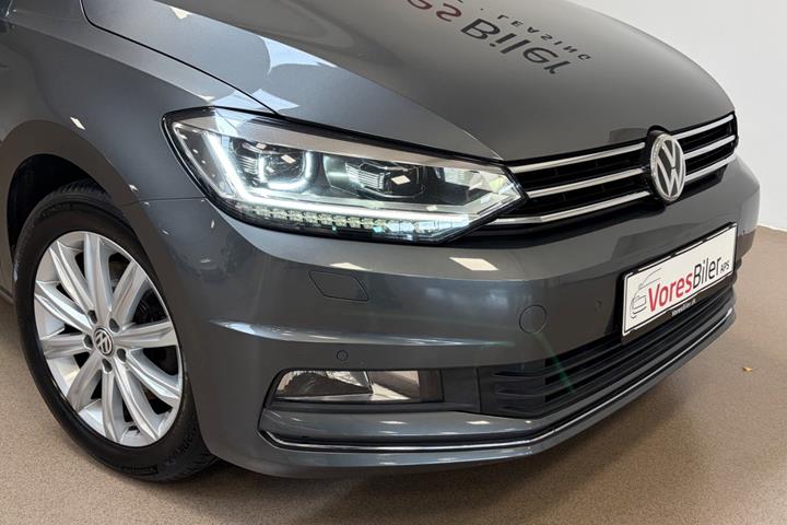 Grå VW Touran fra 2017
