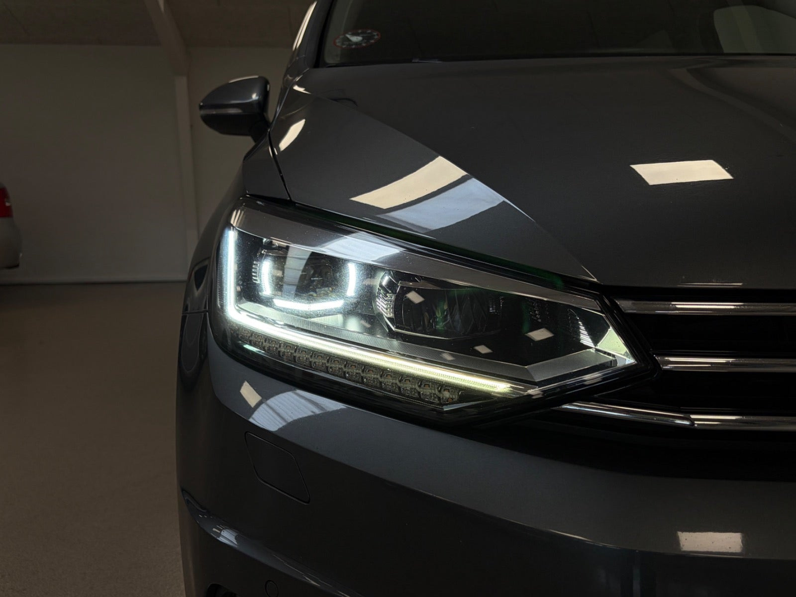 Grå VW Touran fra 2017