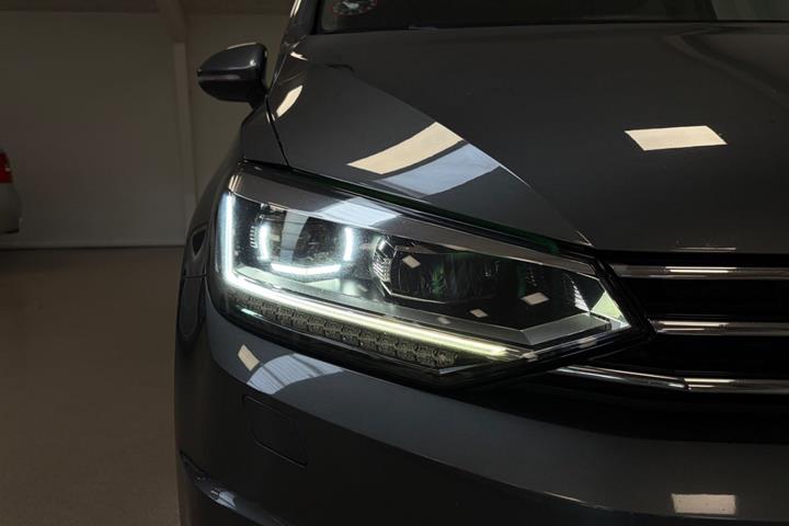 Grå VW Touran fra 2017
