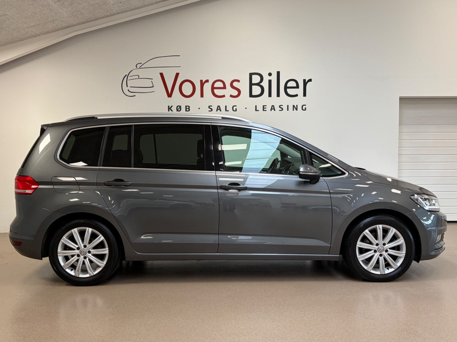 Grå VW Touran fra 2017
