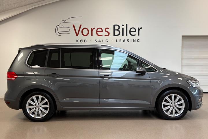 Grå VW Touran fra 2017