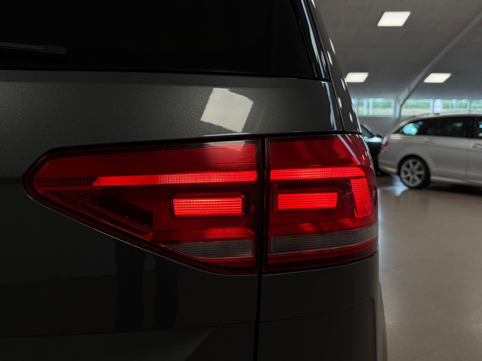 Grå VW Touran fra 2017