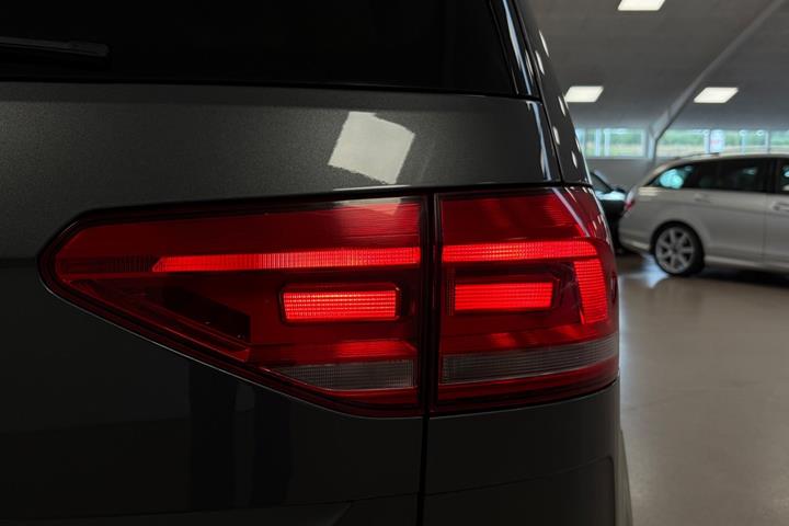 Grå VW Touran fra 2017
