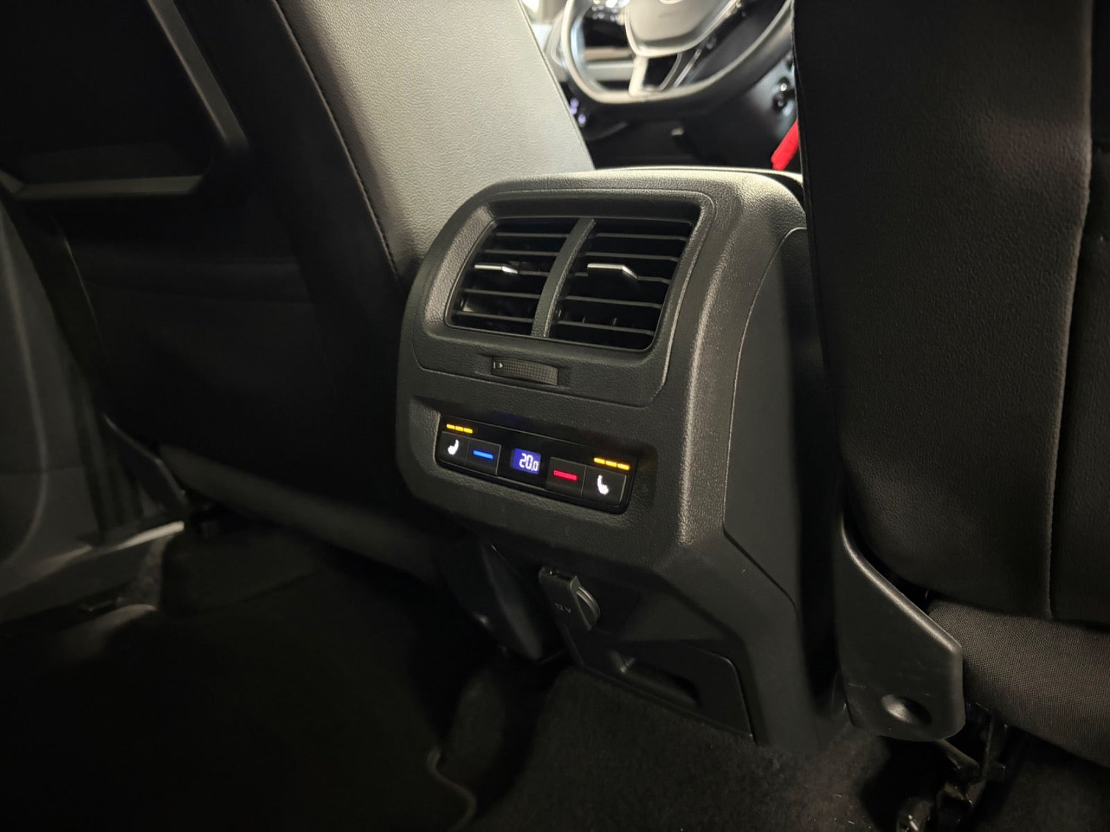 Grå VW Touran fra 2017
