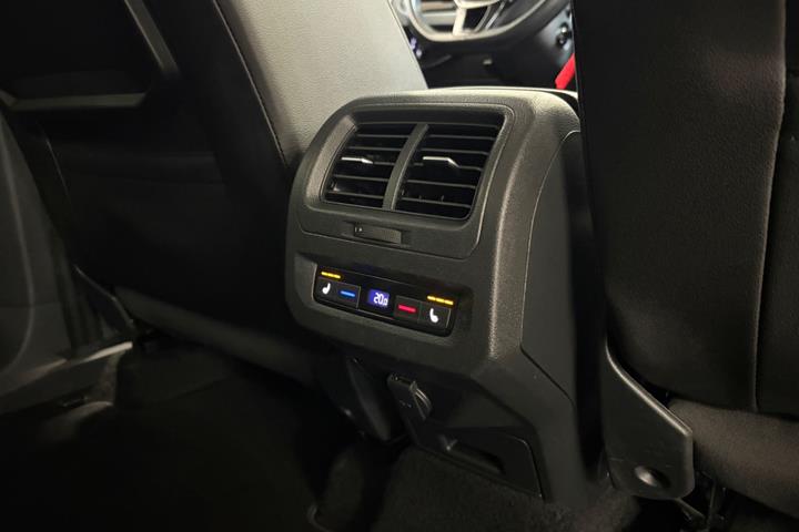 Grå VW Touran fra 2017