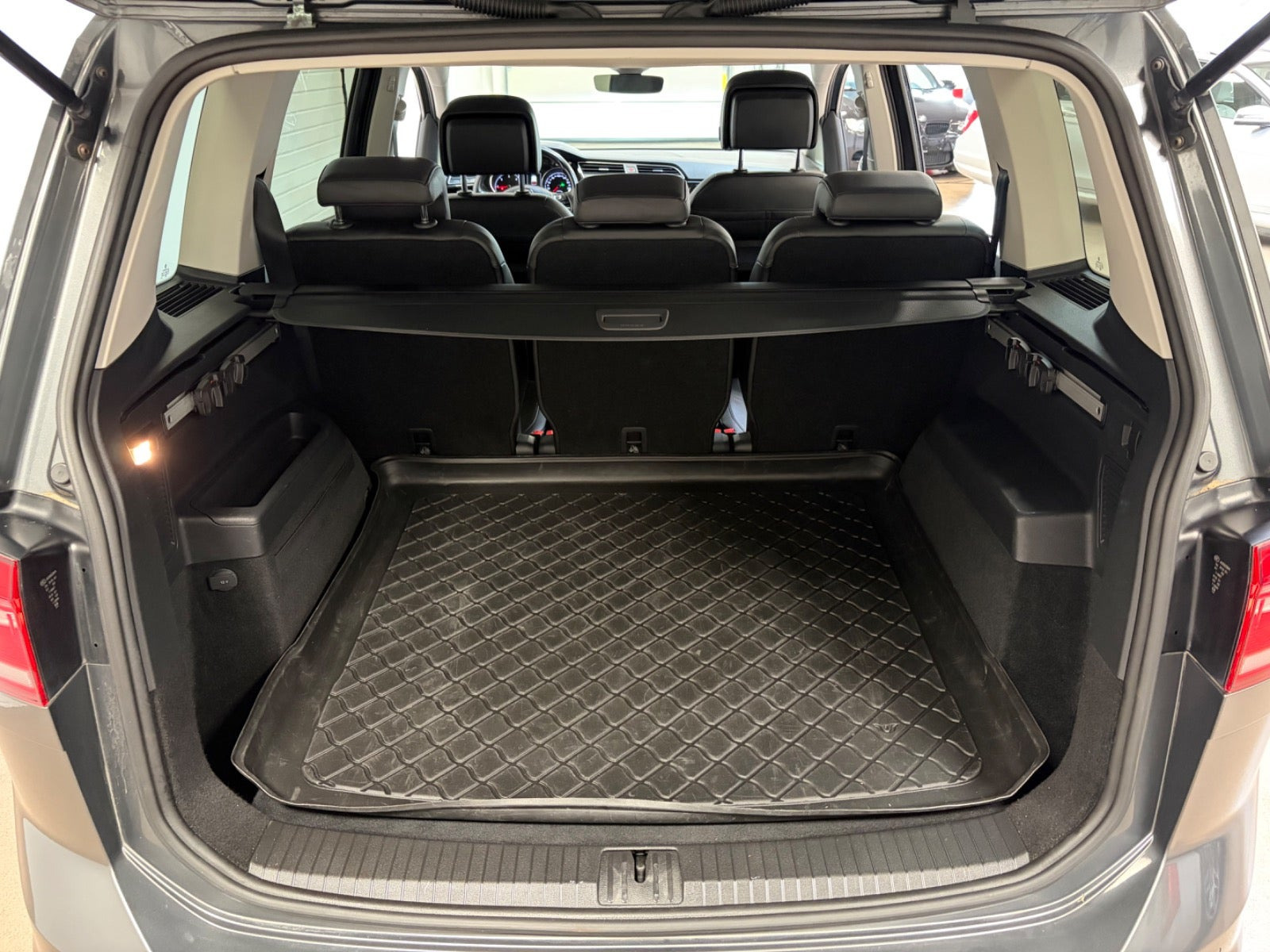 Grå VW Touran fra 2017