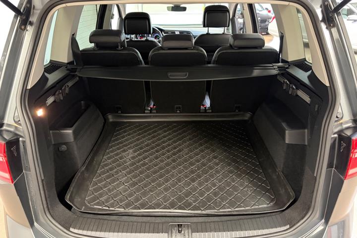 Grå VW Touran fra 2017