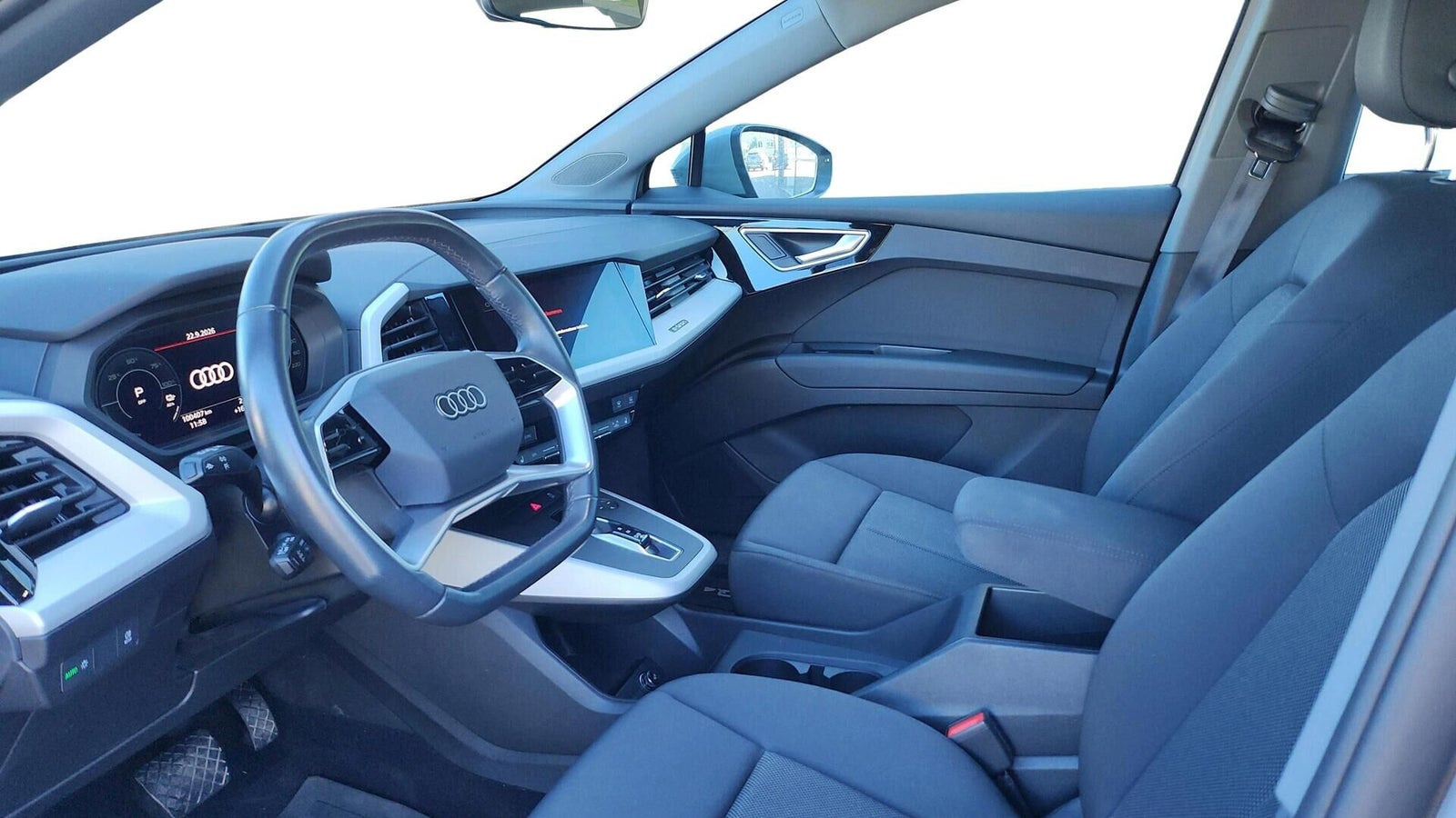 Grå Audi Q4 e-tron fra 2023