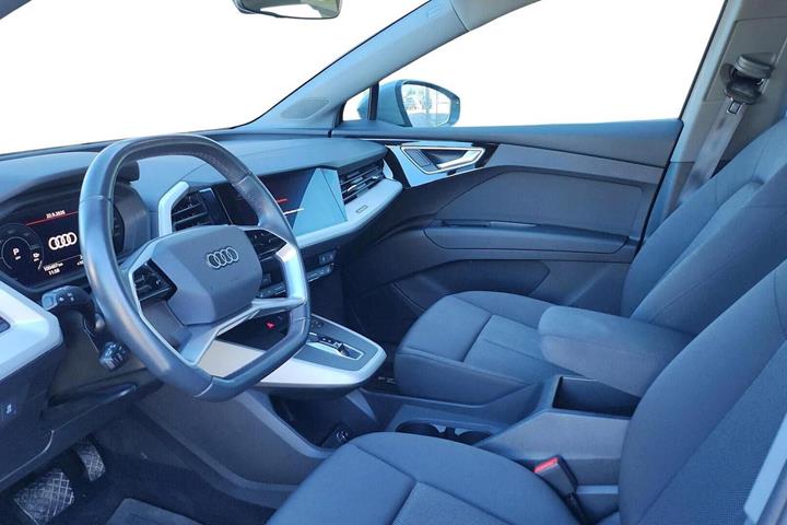 Grå Audi Q4 e-tron fra 2023