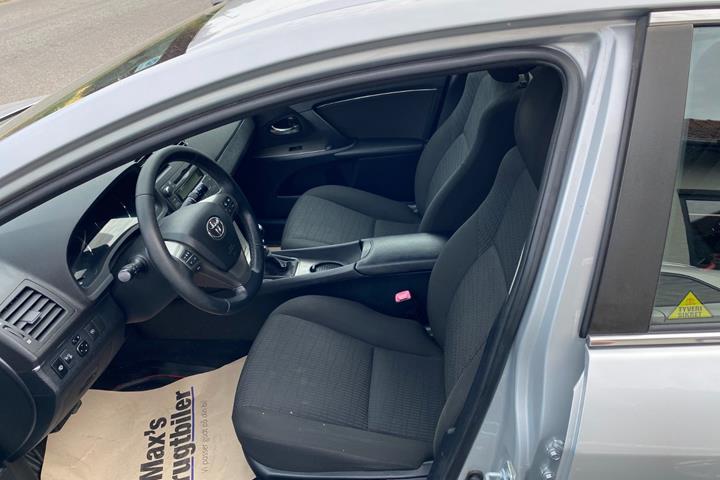 undefined Toyota Avensis fra 2010