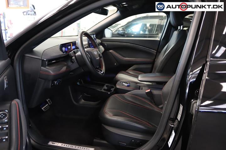 Sort Ford Mustang Mach-E fra 2023