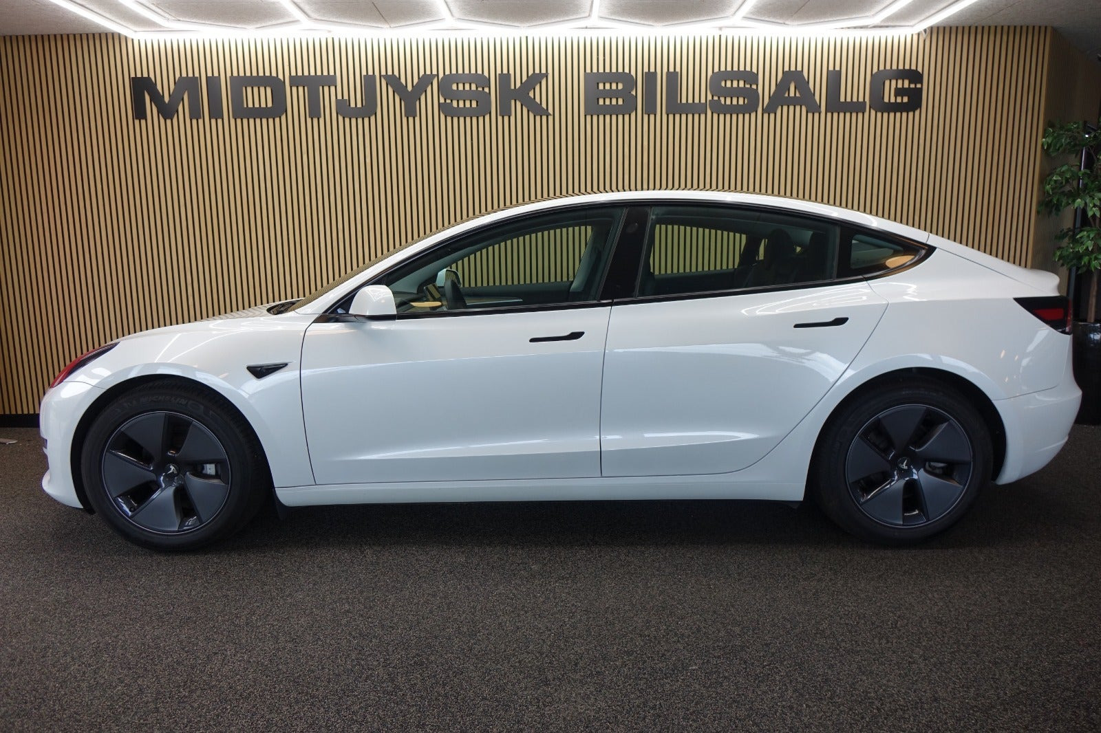 Hvid Tesla Model 3 fra 2022