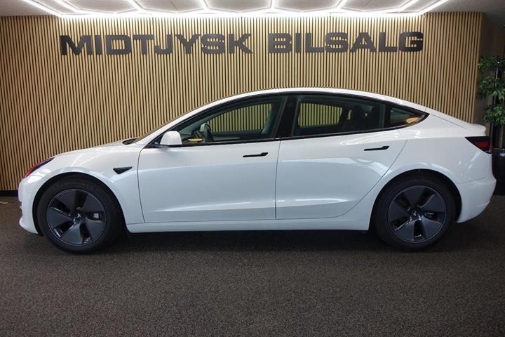 Hvid Tesla Model 3 fra 2022