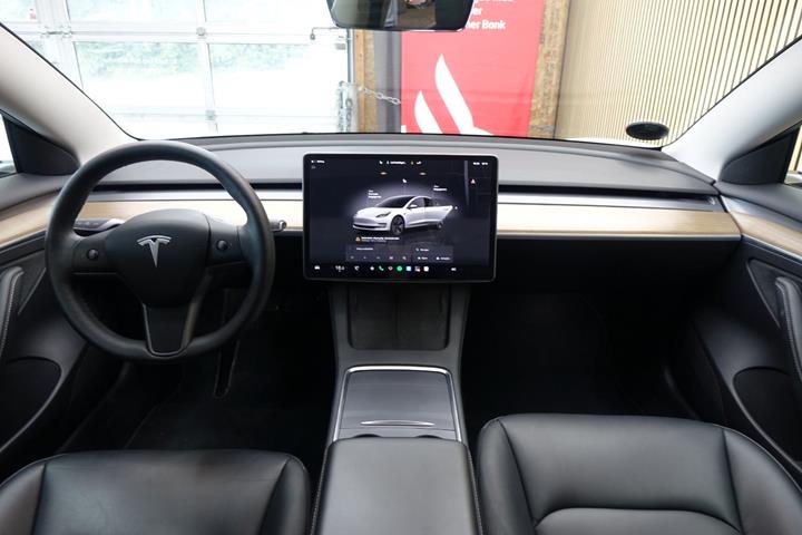 Hvid Tesla Model 3 fra 2022