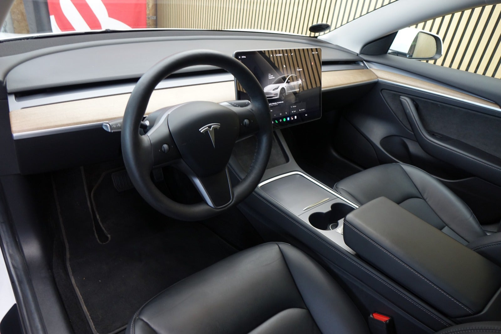 Hvid Tesla Model 3 fra 2022