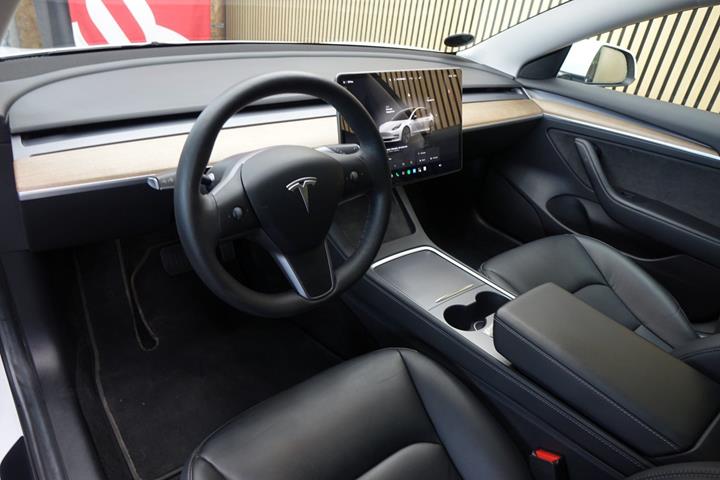 Hvid Tesla Model 3 fra 2022
