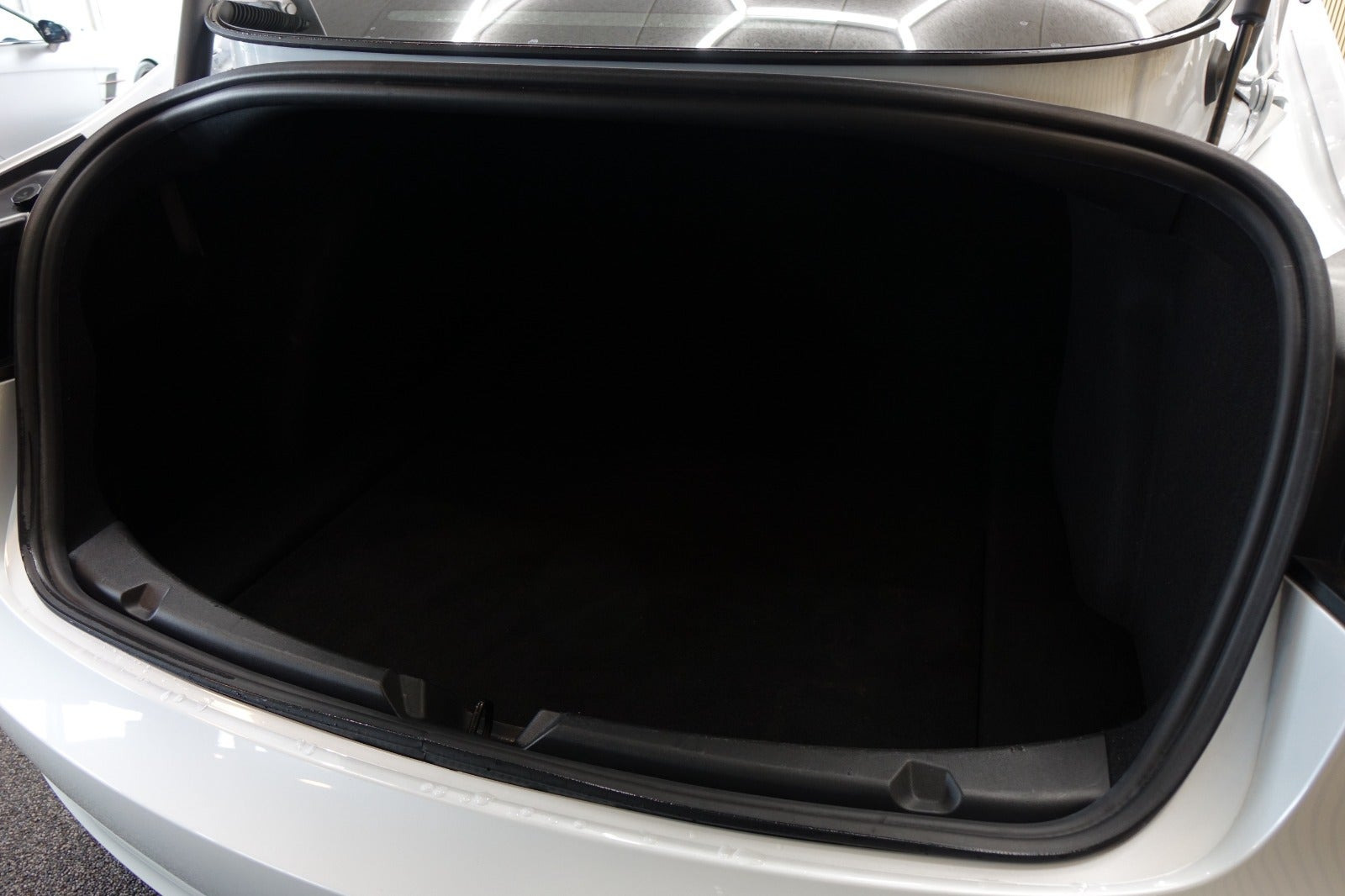Hvid Tesla Model 3 fra 2022