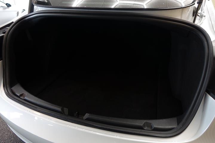 Hvid Tesla Model 3 fra 2022