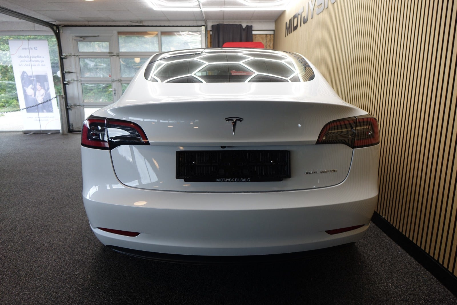 Hvid Tesla Model 3 fra 2022