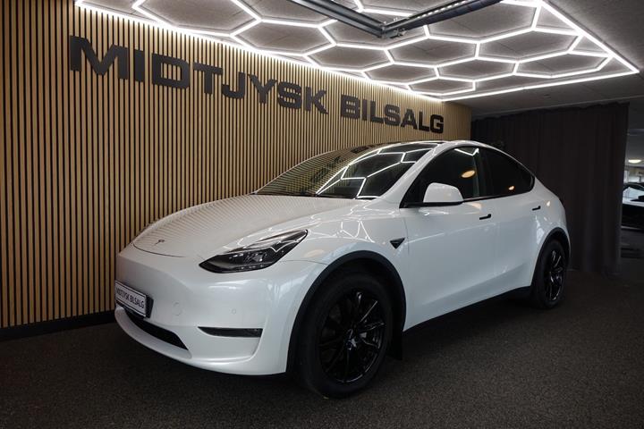 Hvid Tesla Model Y fra 2022