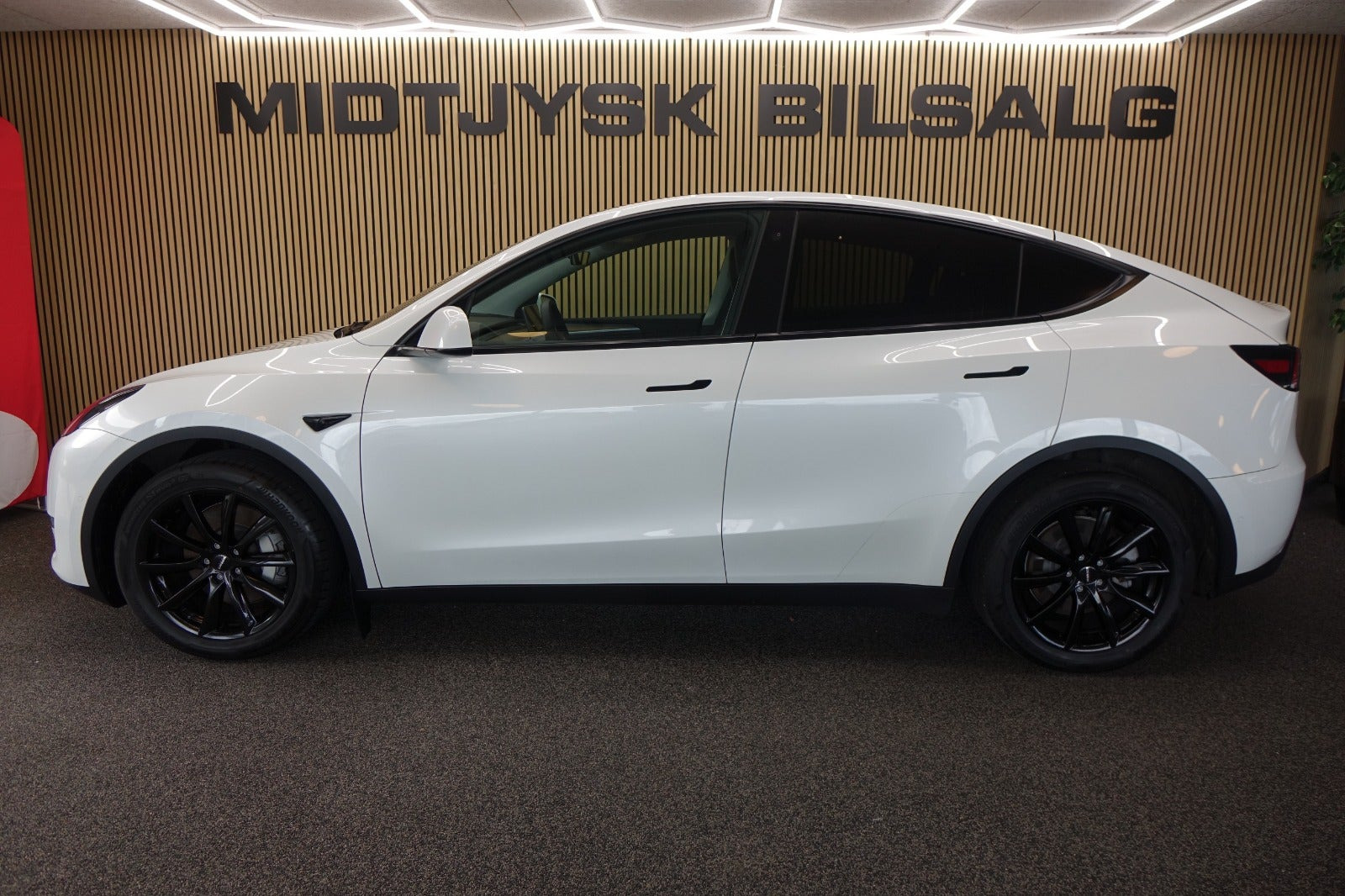 Hvid Tesla Model Y fra 2022
