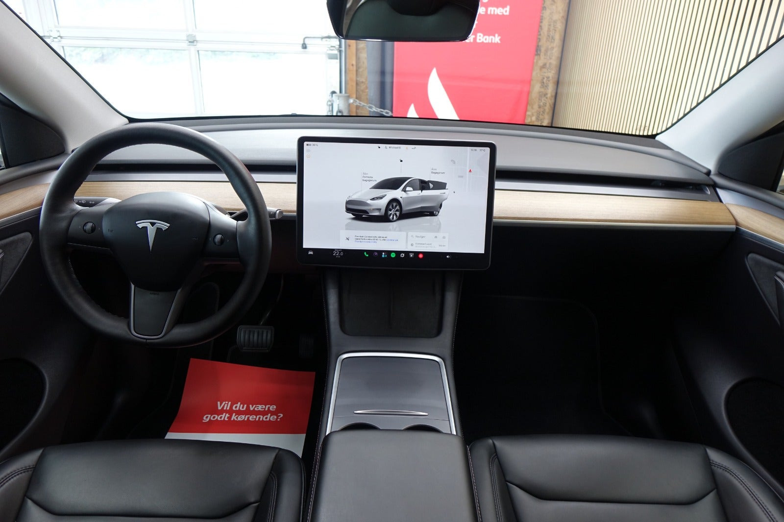 Hvid Tesla Model Y fra 2022