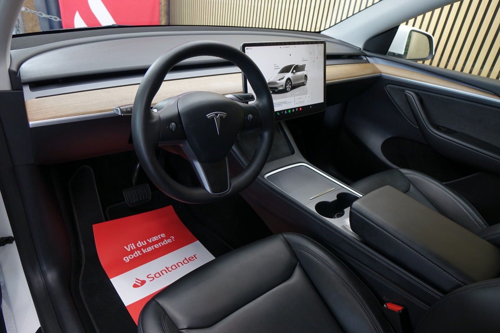 Hvid Tesla Model Y fra 2022