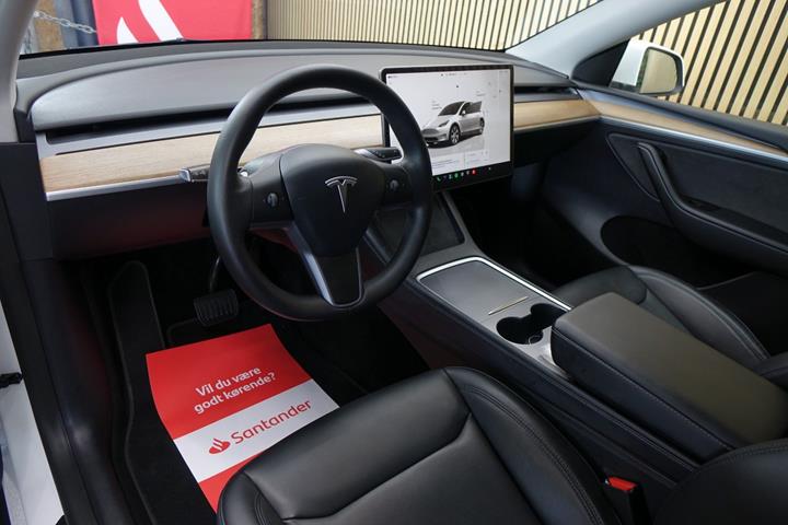 Hvid Tesla Model Y fra 2022