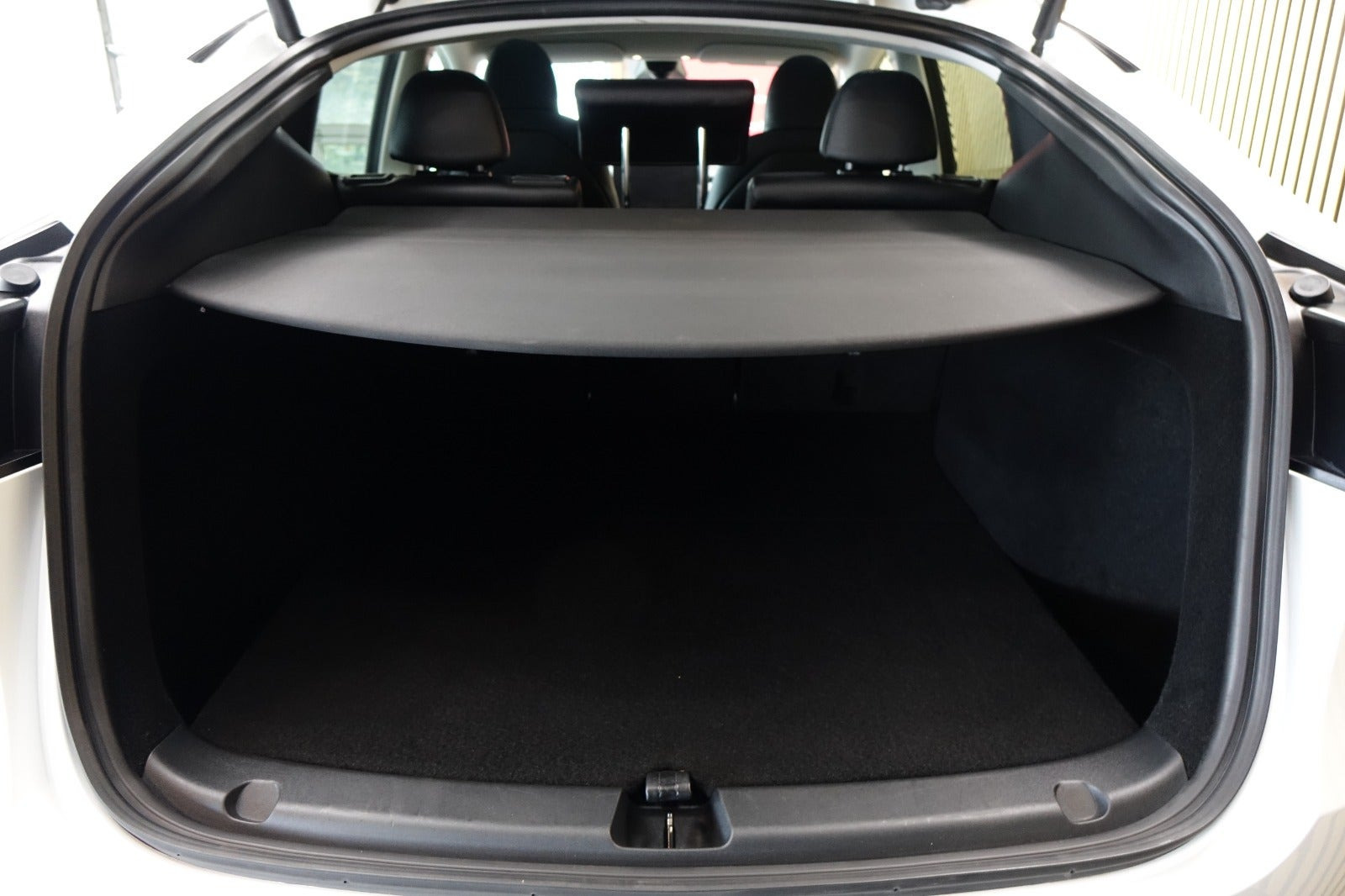 Hvid Tesla Model Y fra 2022