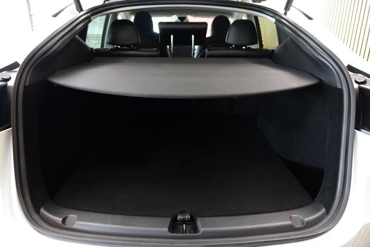Hvid Tesla Model Y fra 2022