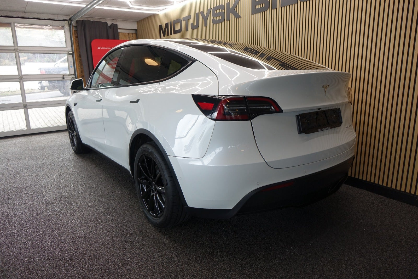 Hvid Tesla Model Y fra 2022
