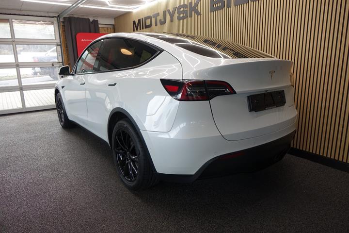 Hvid Tesla Model Y fra 2022