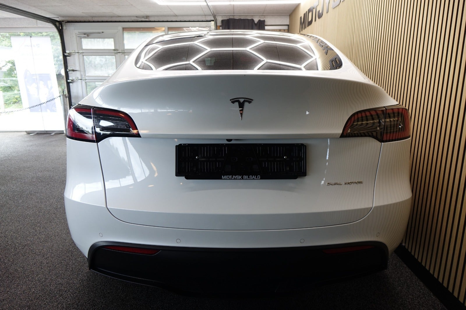 Hvid Tesla Model Y fra 2022