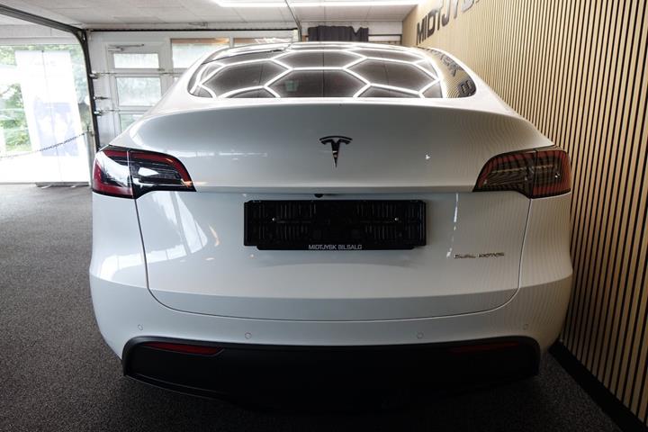 Hvid Tesla Model Y fra 2022