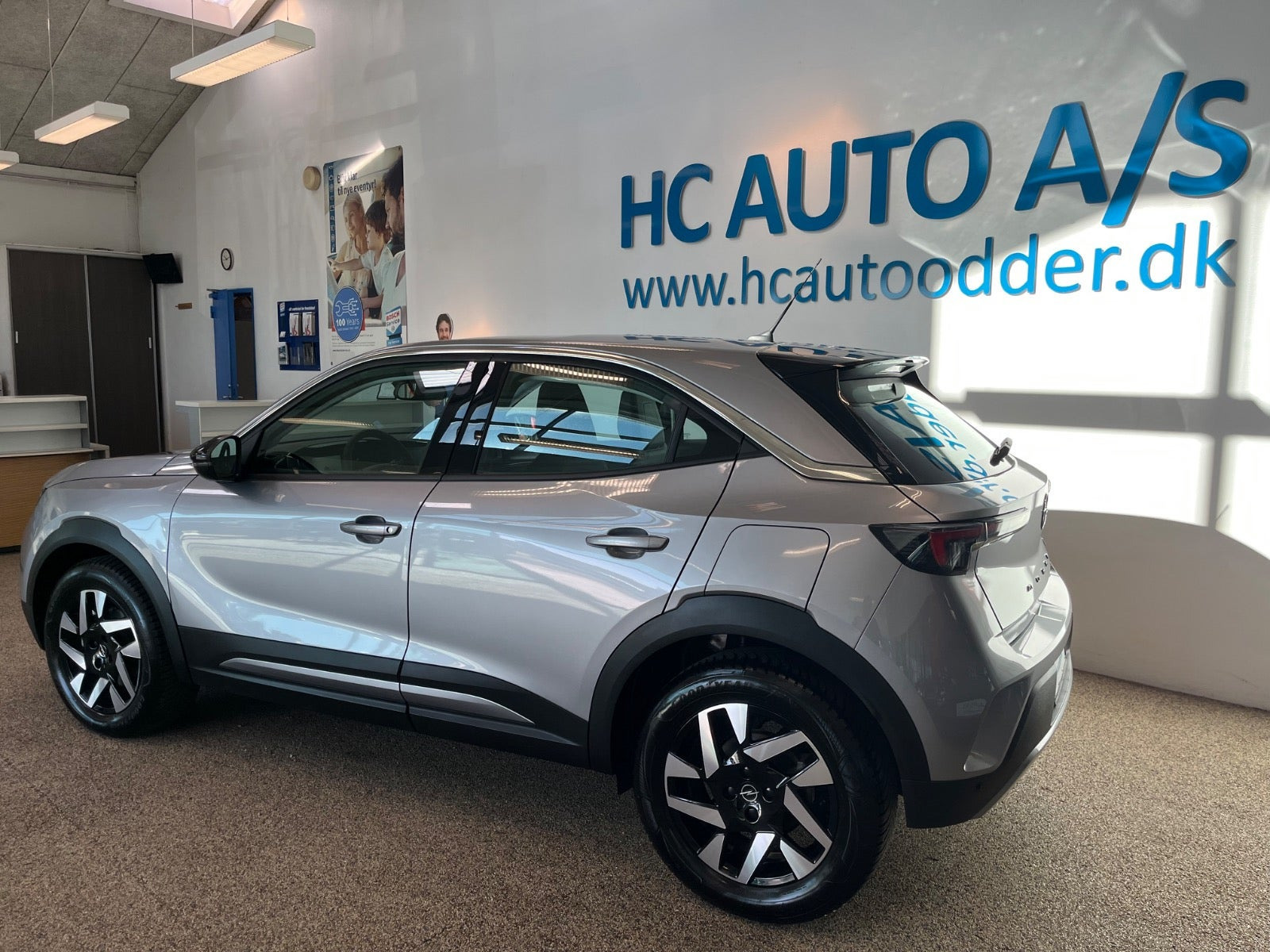 Grå Opel Mokka-e fra 2024