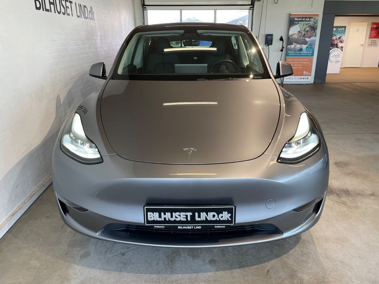Sølv Tesla Model Y fra 2024