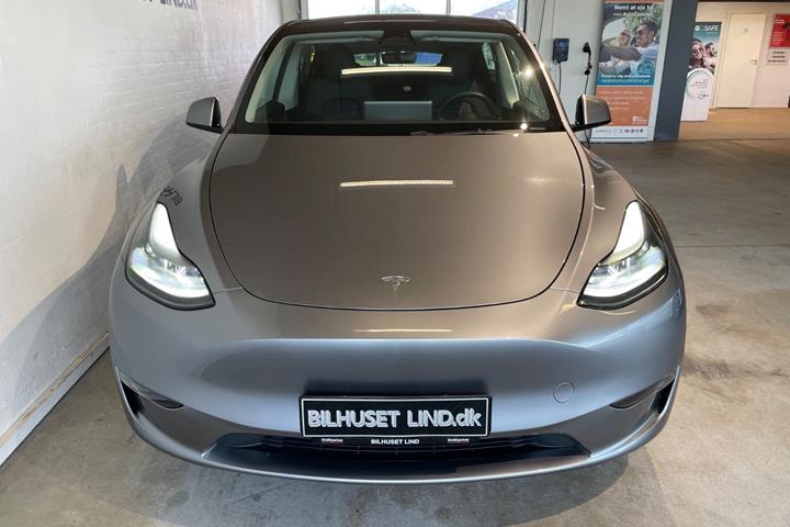 Sølv Tesla Model Y fra 2024