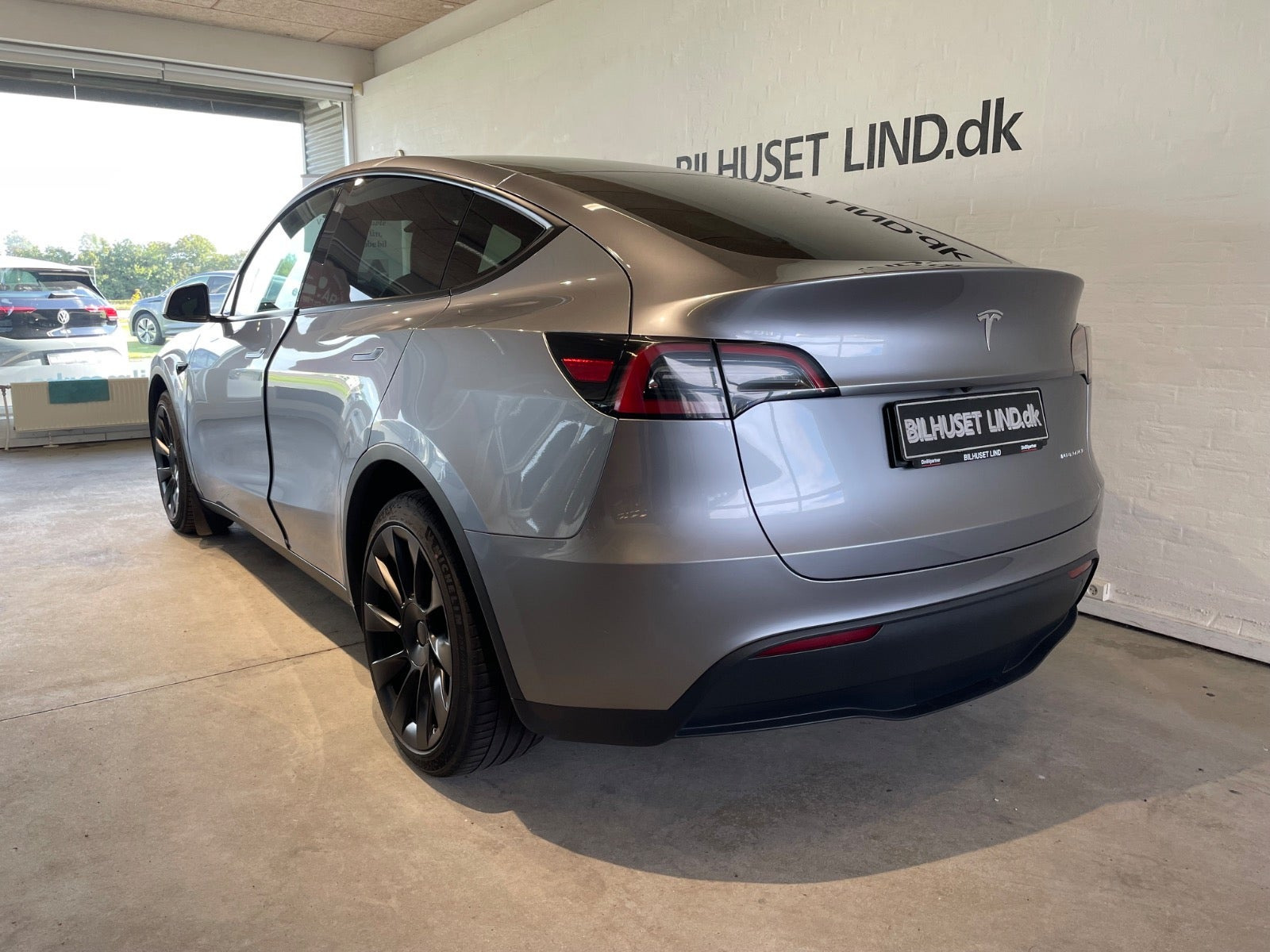 Sølv Tesla Model Y fra 2024