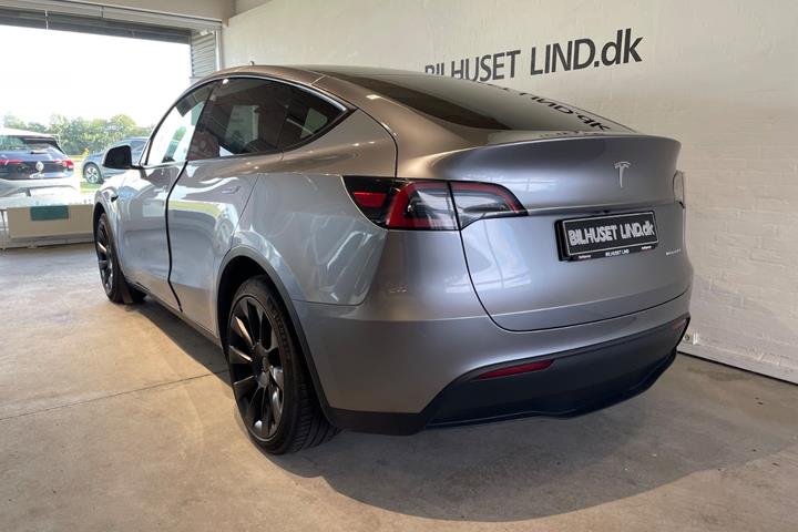 Sølv Tesla Model Y fra 2024