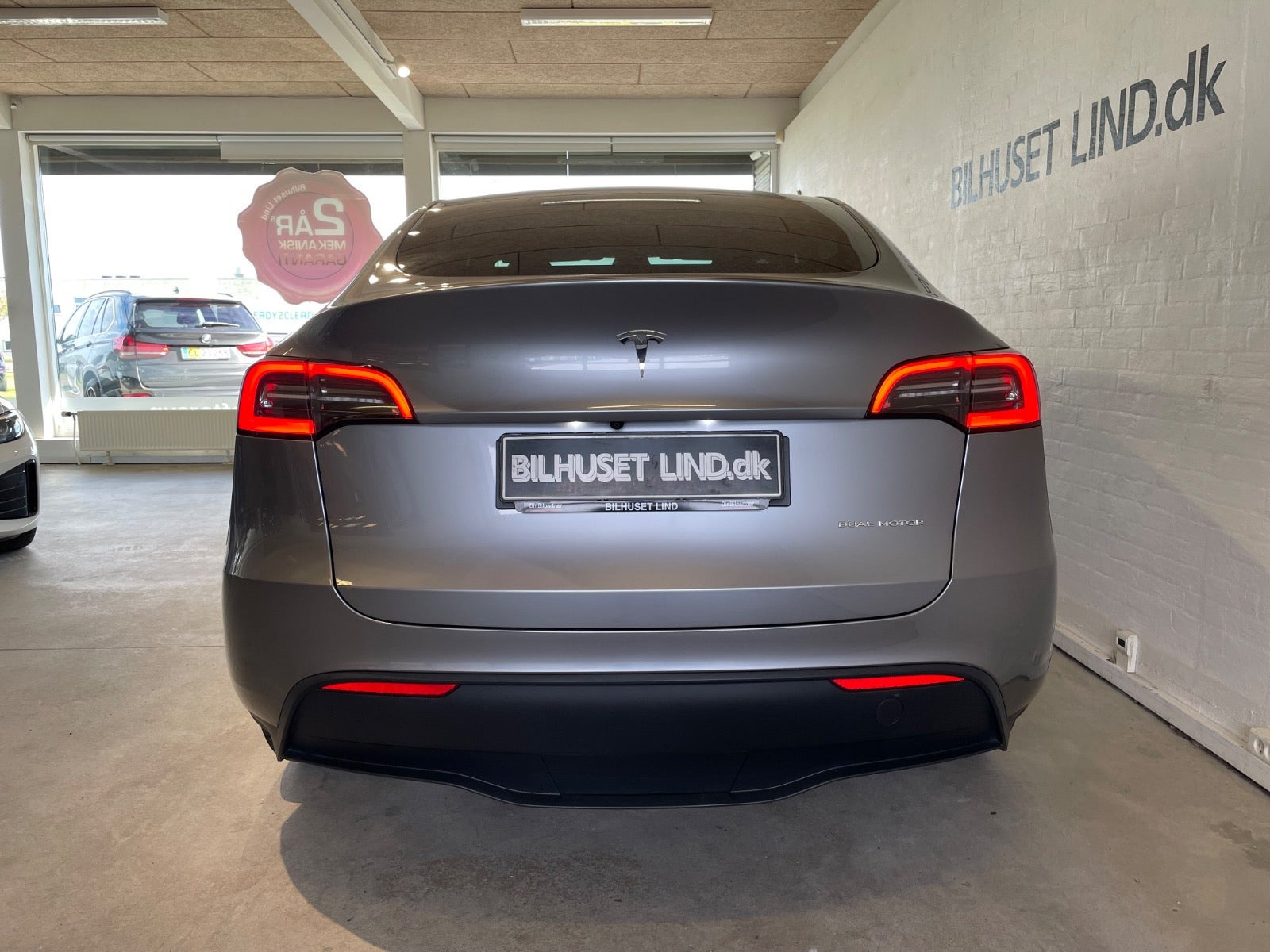 Sølv Tesla Model Y fra 2024