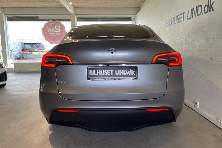 Sølv Tesla Model Y fra 2024
