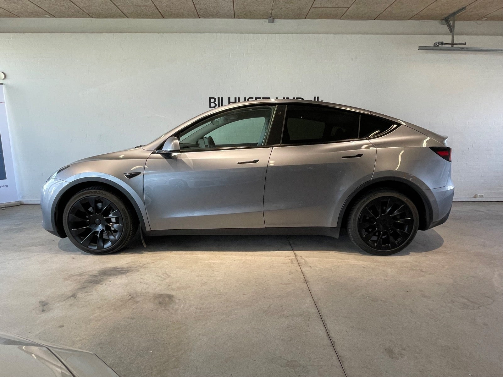 Sølv Tesla Model Y fra 2024