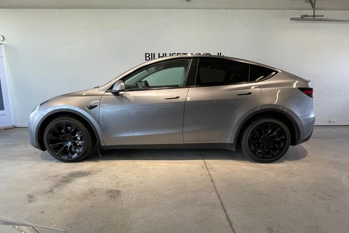 Sølv Tesla Model Y fra 2024