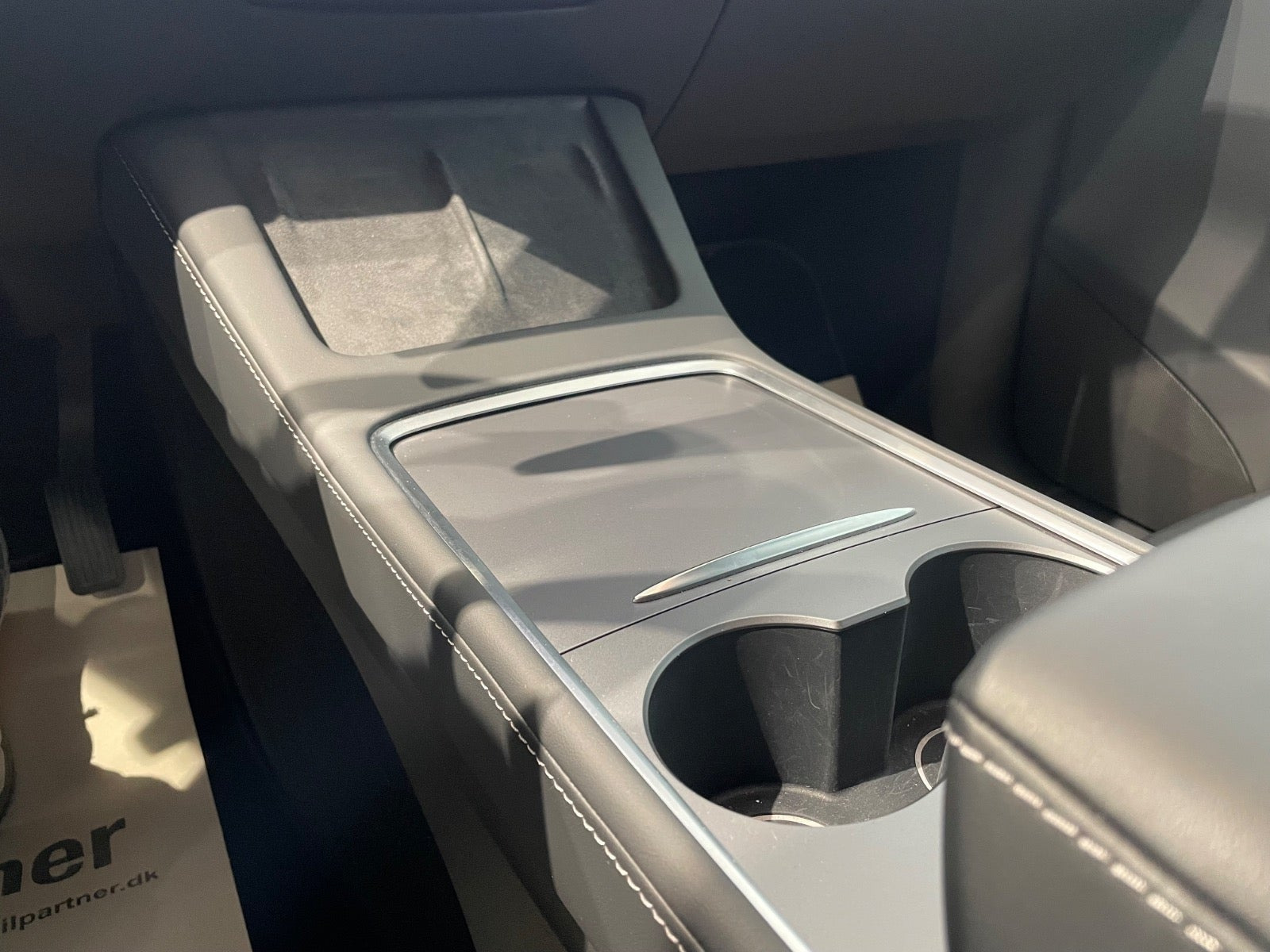 Sølv Tesla Model Y fra 2024