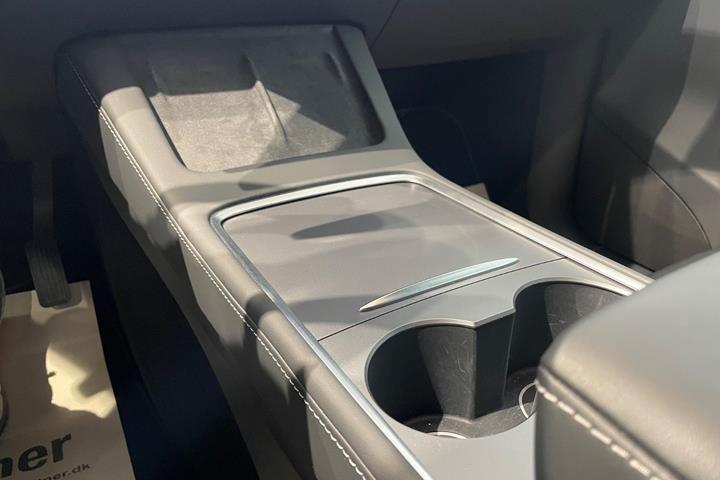 Sølv Tesla Model Y fra 2024