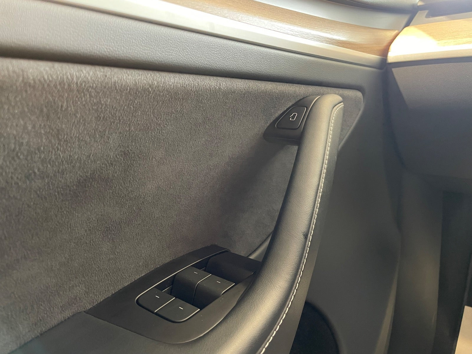 Sølv Tesla Model Y fra 2024