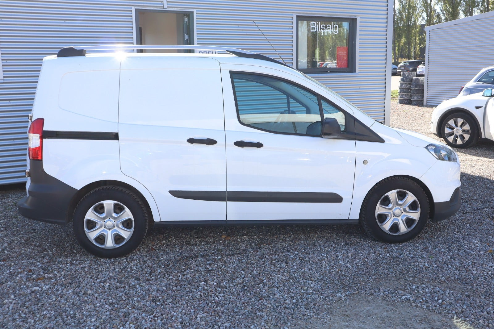 Hvid Ford Transit Courier fra 2020