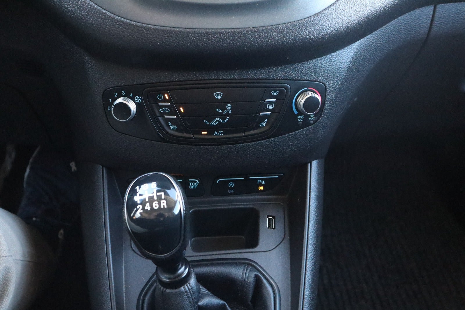 Hvid Ford Transit Courier fra 2020